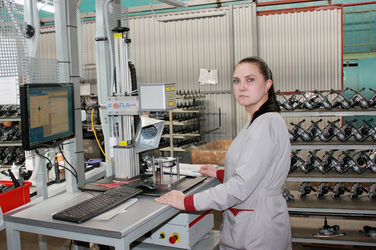 Бригадир Елена Студеникина у пульта управления стендом для нанесения лазерной маркировки