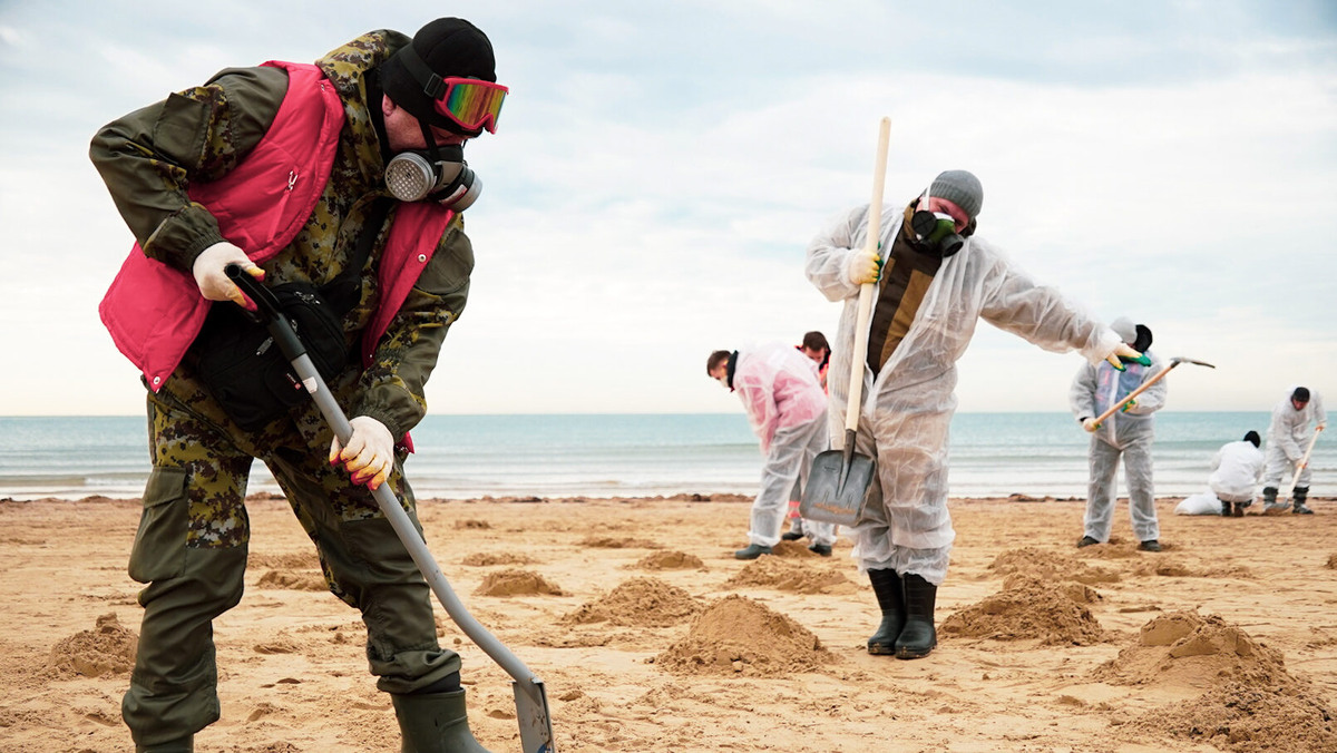    Добровольцы очищают побережья в респираторах. Фото: Екатерина Новикова