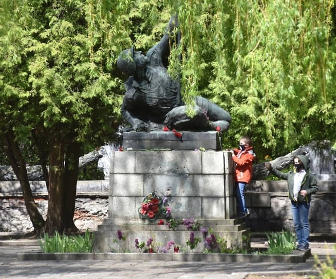 Скульптура "Воин со знаменем" на "Холме Славы", Львов