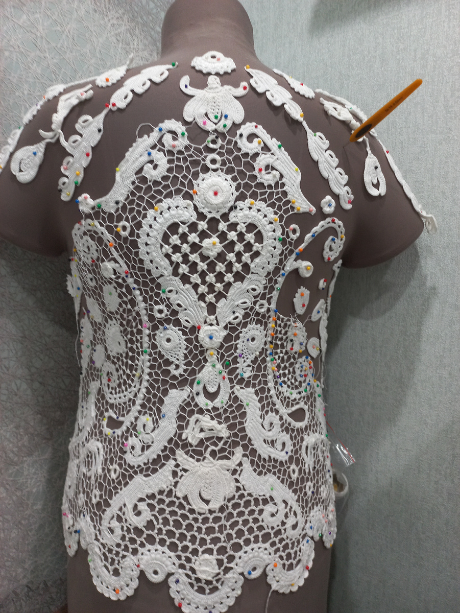 Спинка почти закончена сеточкой. 