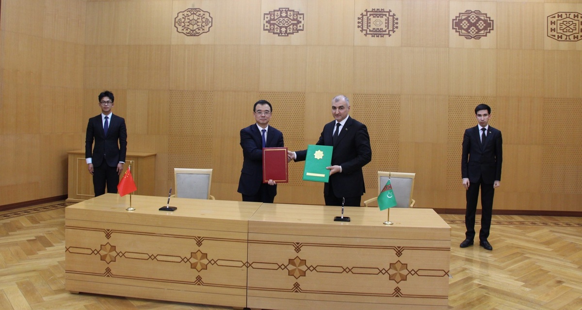 Заместитель министра иностранных дел Туркменистана Ахмет Гурбанов и помощник министра Китая Лю Бин подписывает протокол заседания, 15 января 2025 года, Ашхабад, Туркменистан (Фото: www.mfa.gov.tm)