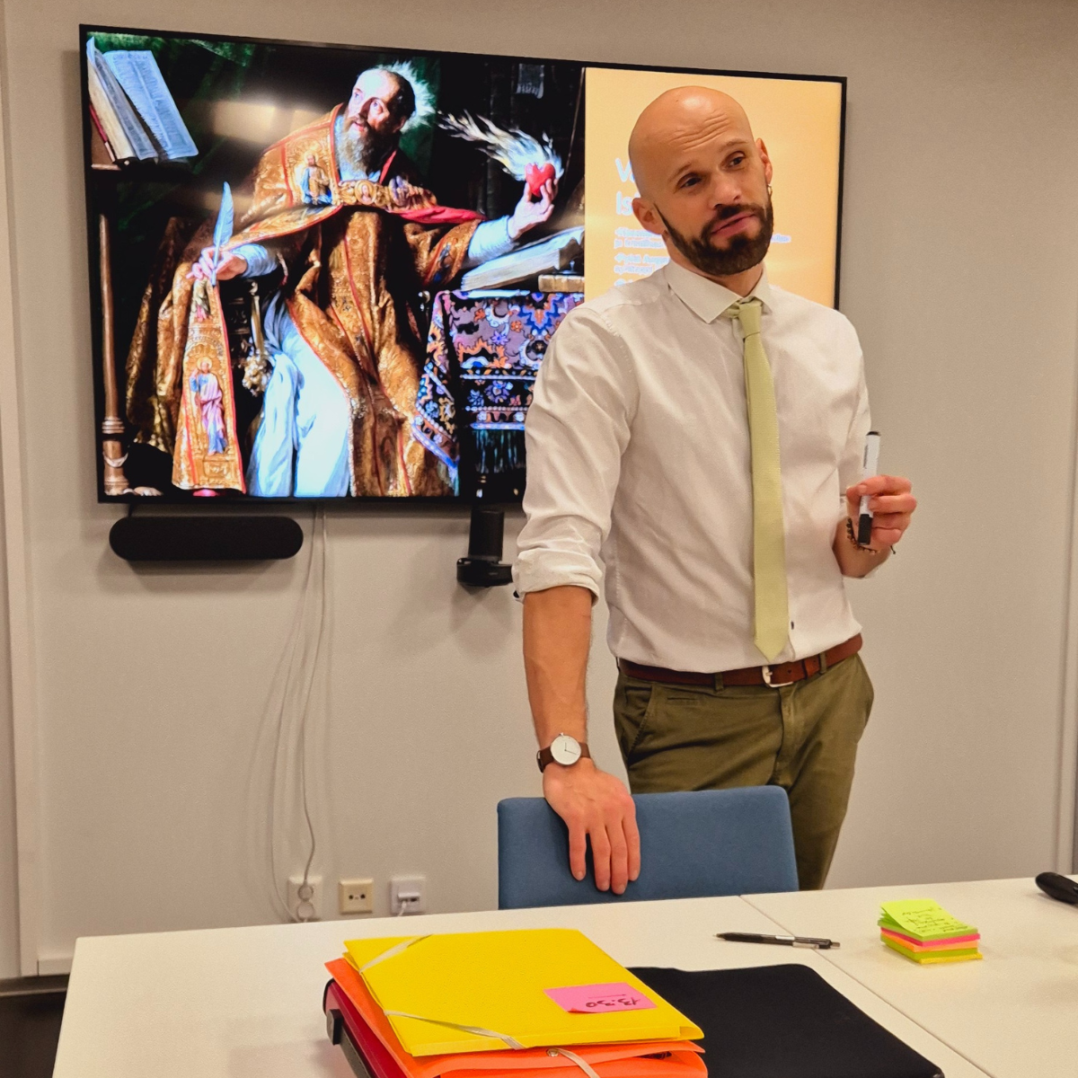 Студенты готовы съесть тебя без остатка, одновременно слушая и оспаривая каждое твоё слово. 