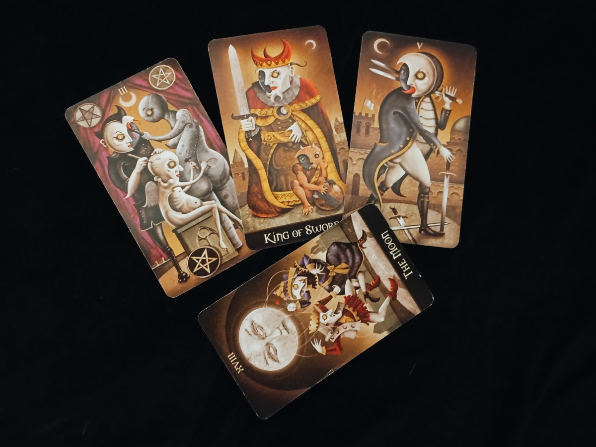 Таро для Скорпионов на январь-февраль 2025