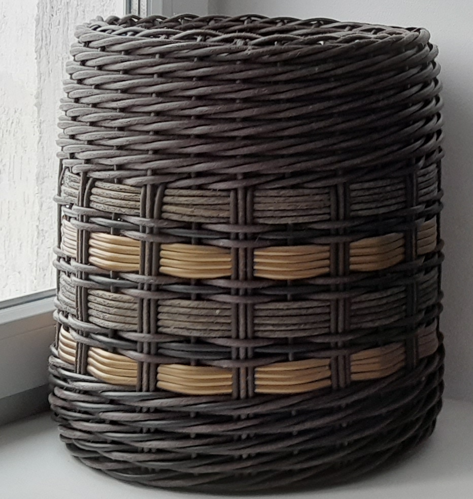 Кашпо-кадушка из ротанга №2. Не идеальная, конечно, но вроде неплохо получилось