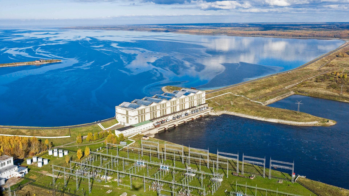 Дамба Рыбнинского водохранилища.