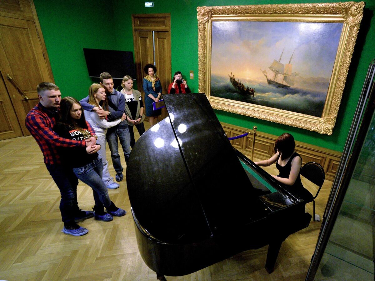    Молодые люди во время концерта молодых музыкантов Дальневосточной государственной академии искусства после осмотра экспозиции Приморской государственной картинной галереи© РИА Новости / Виталий Аньков
