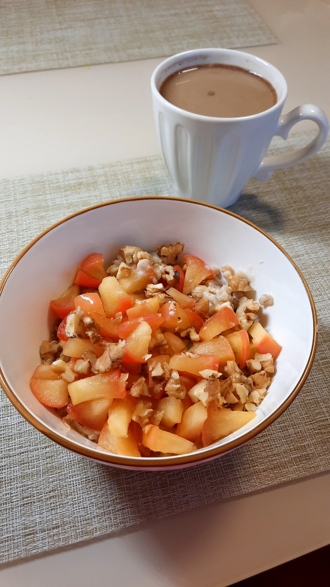 Завтрак. Овсяная каша с печёным яблоком. Очень вкусное сочетание 🤤 Яблоко нарезала на кусочки и отправила в микроволновку на 3 минуты, потом добавила чайную ложку мёда, чуток корицы, перемешала, добавила к каше и немного покрошила грецких орехов.