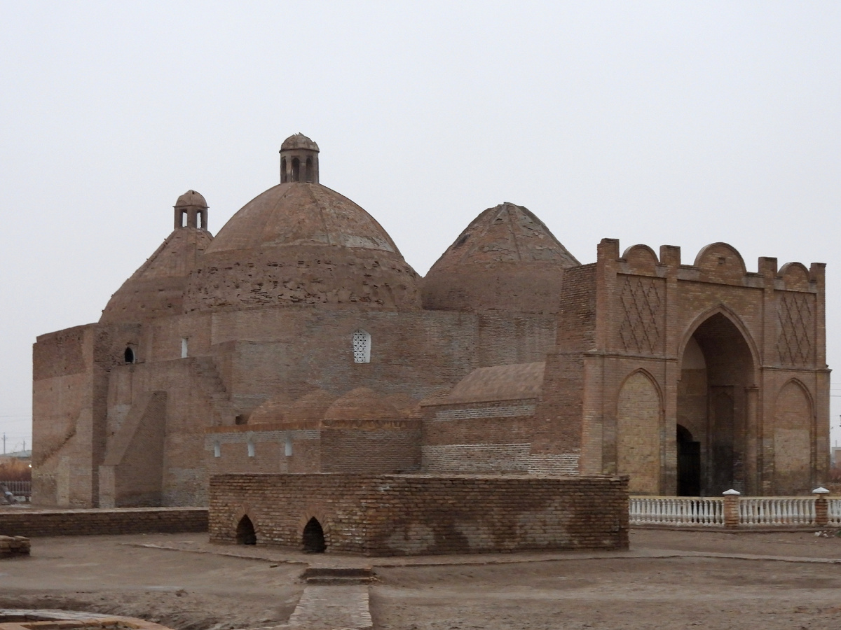 Мавзолей Аламбердара в городке Астана-Баба