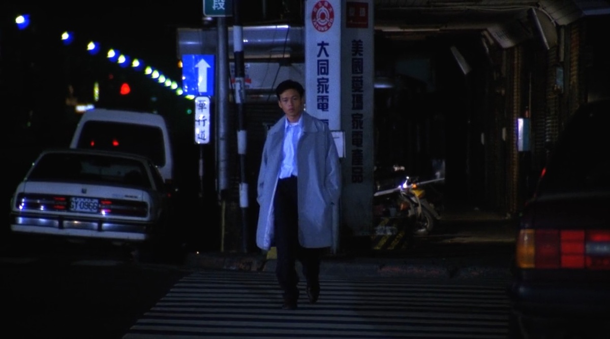 Lee Kang-shen в пальто не по размеру или фасон просто неудачный