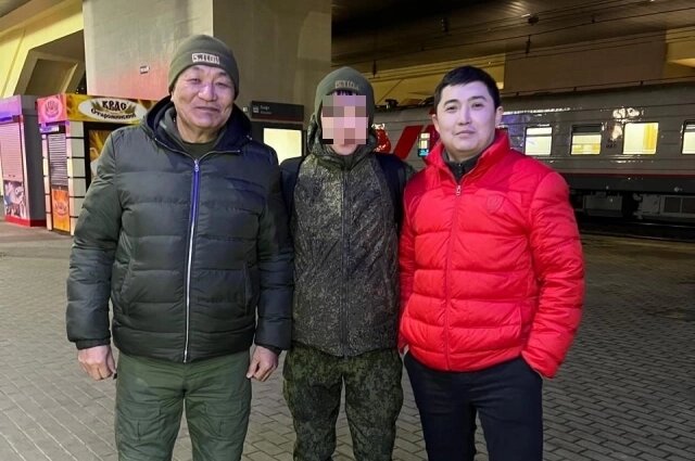    Курманбек Абдылдаев (слева) с Аскаром и помощником Марселем. Фото: Из личного архивa