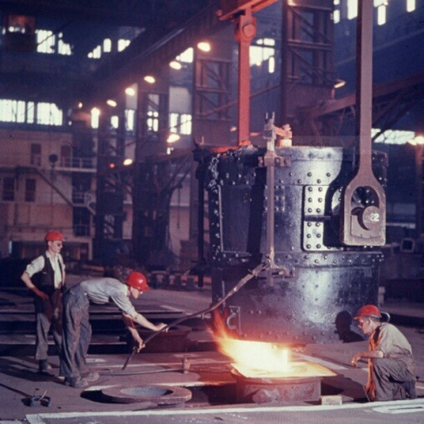 1913 год — В Шеффилде выплавляется первая нержавеющая сталь.