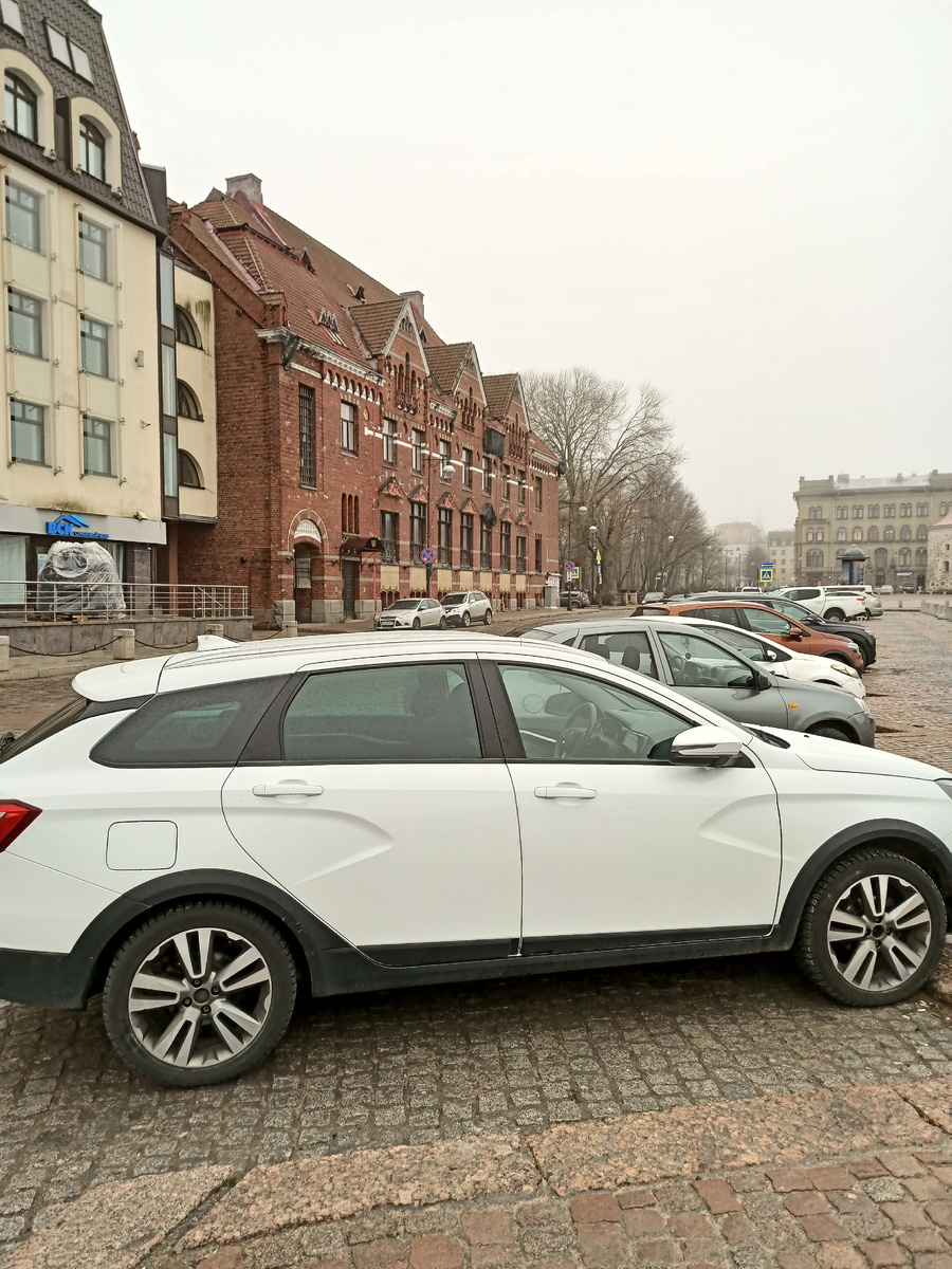 Старая Лада Веста СВ Кросс на вариаторе 2020 года выпуска.