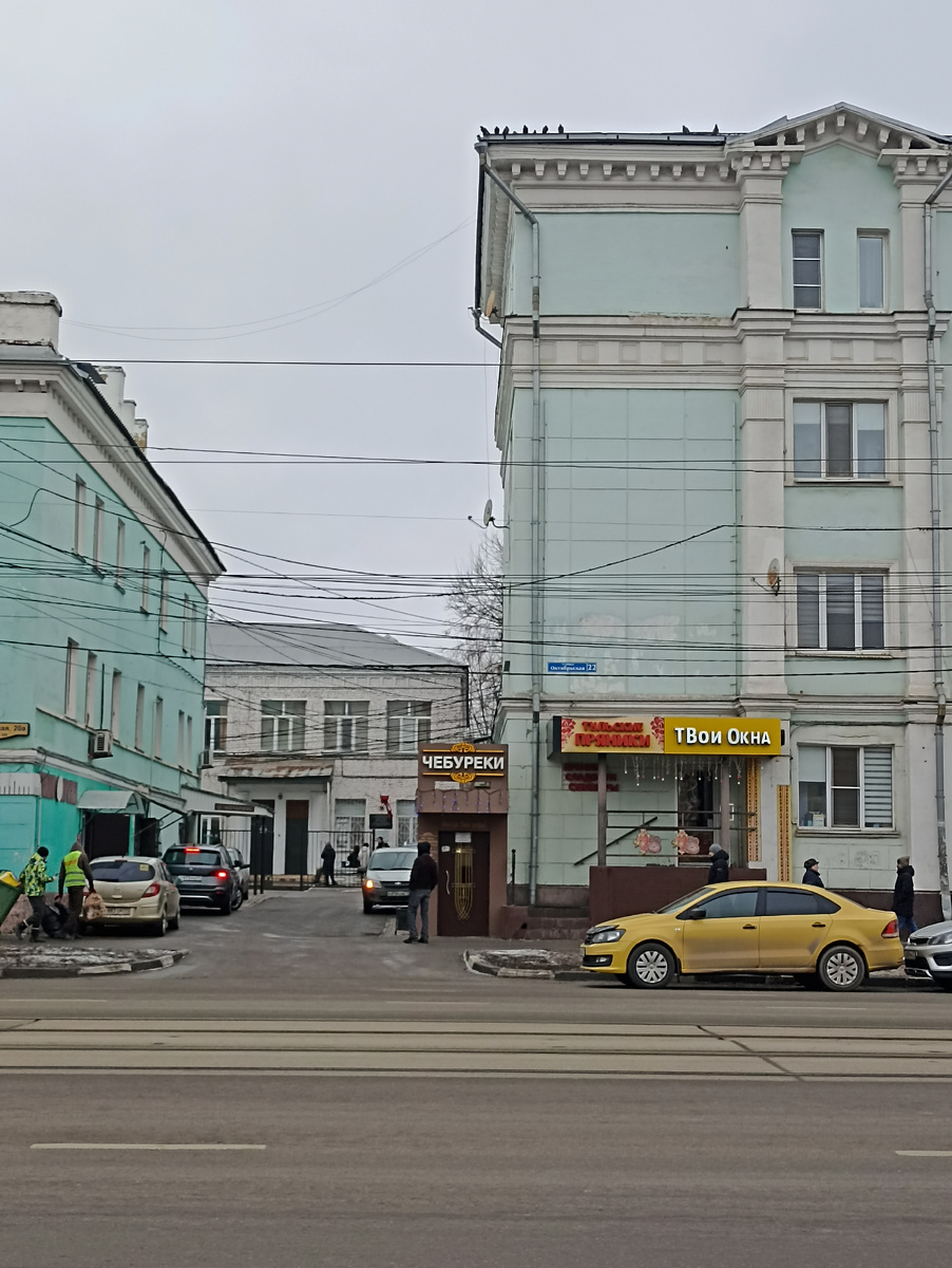 Двухэтажное здание розоватого цвета в глубине - начальная школа. Обе наши дочери в ней учились