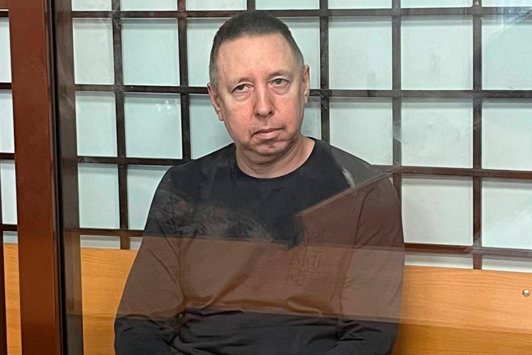    Руслана Баязитова* обвиняют по п. «а» ч. 2 ст. 282 УК РФ («Действия, направленные на возбуждение ненависти либо вражды, совершенные публично, с применением насилия или с угрозой его применения»)