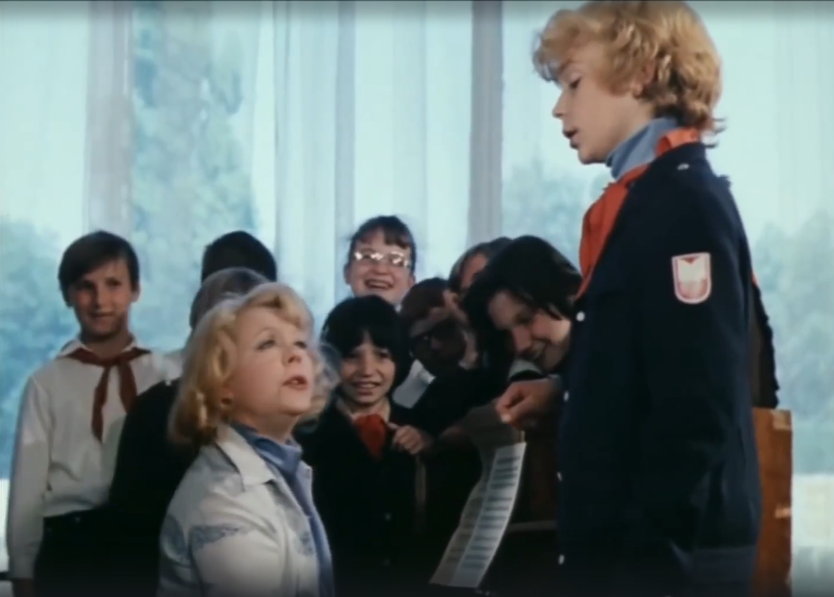 Кадр из фильма "Приключения Электроника"