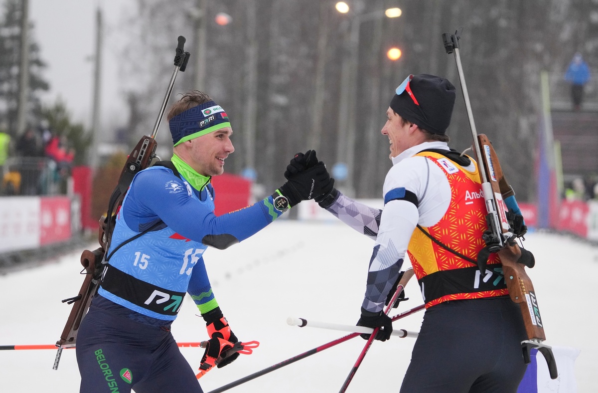     Антон Смольский и Эдуард Латыпов (справа) после финиша в гонке преследования на этапе Кубка России в Рязани. / Александр Вильф
