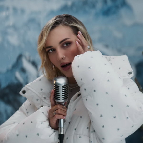     Mary Gu выпустила клип «Сломанная игрушка» из сериала «Красная Поляна»