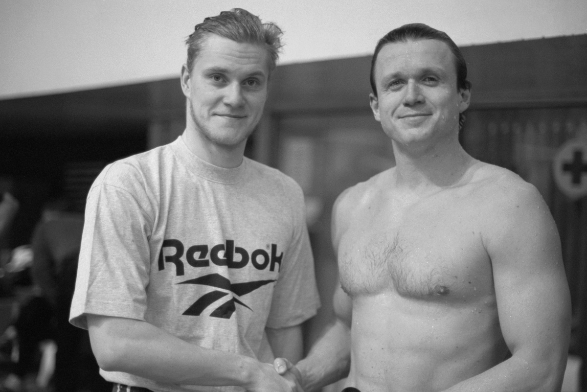    1996 г. Рекордсмены мира Денис Панкратов (слева) и Дмитрий Волков во время проведения чемпионата в бассейне спорткомплекса "Олимпийский". /Уткин Игорь/ТАСС