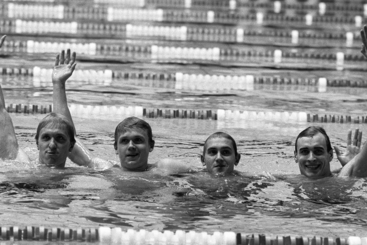   25 августа 1984г. Члены сборной СССР Владимир Шеметов, Дмитрий Волков, Алексей Марковский, Сергей Смирягин во время заключительного "Номера" на Международных соревнованиях пловцов "Дружба-84", которые проходили в бассейне "Олимпийский". Сборная СССР установила рекорд Европы в комбинированной эстафете 4х100 метров - 3.42,15. /Ун Да-Син Вячеслав/Фотохроника ТАСС