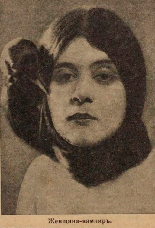 На фото актриса в инсценированном романе Киплинга «Вампир».