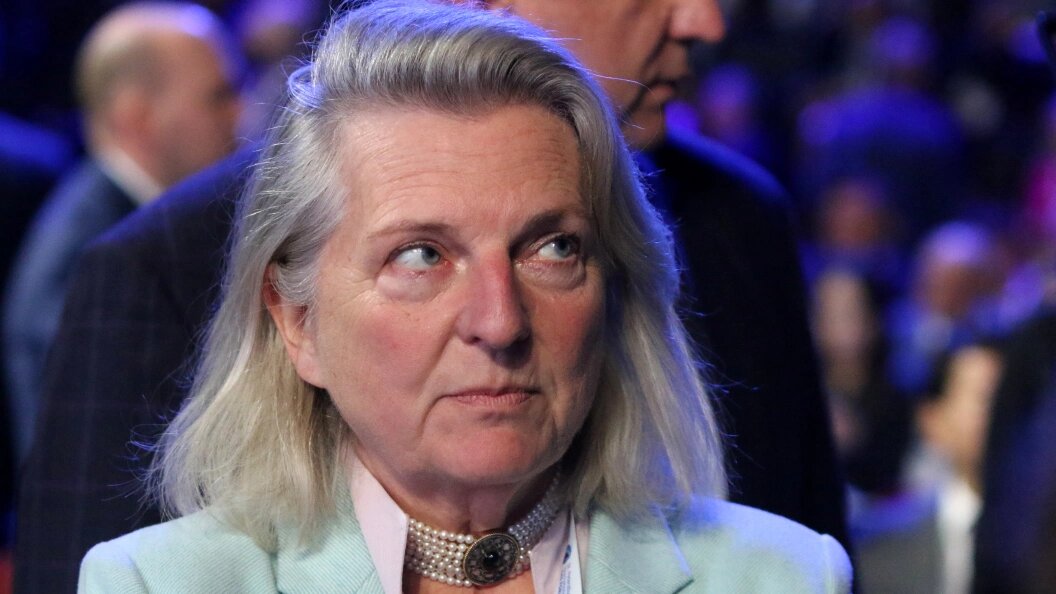 Человек на пробежке. Спорт это жизнь. Пуститься в бега. Физическая выносливость. Парень бежит.