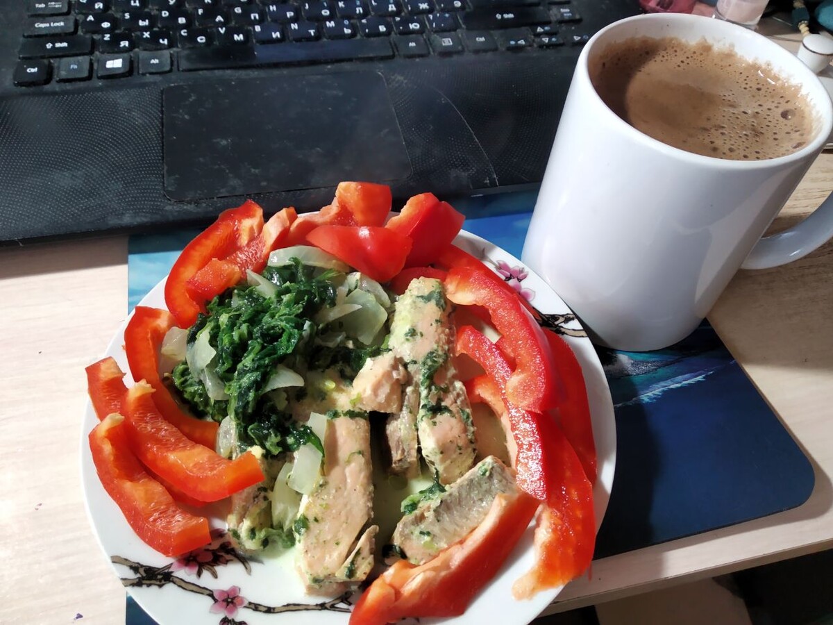 один из вариантов ужина - рыба со шпинатом и болгарским перцем, какао на растительном молоке.