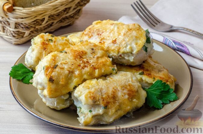 куриное филе, сыр плавленый, зелень петрушки, соль, перец чёрный молотый, яйца, мука, масло растительное