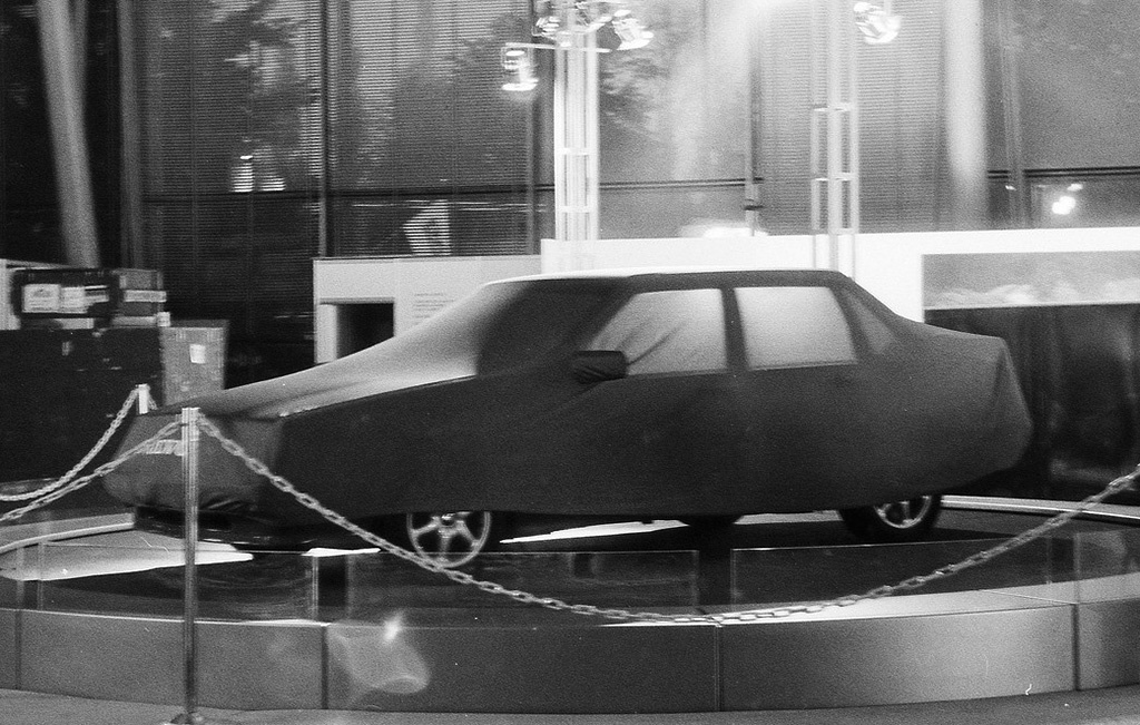 Дебютант салона — Volvo 850 в ночь перед салоном. Снимок сделан, когда по охрана уже предупреждала, что скоро выпустит в зал павильона собак.