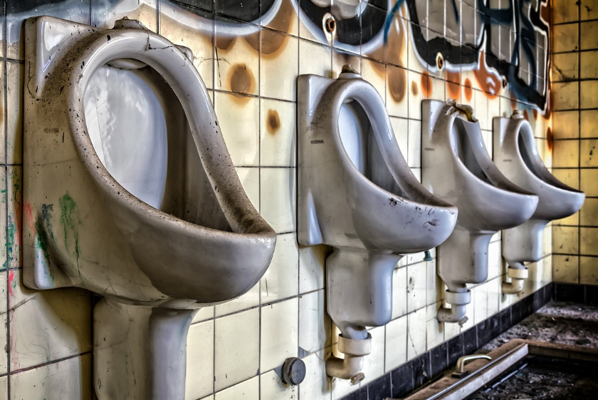 Есть еще слово urinal - но это скроее, писсуар. Фото из открытых источников. 