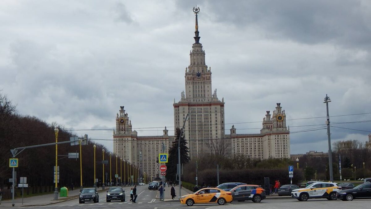 Главный корпус МГУ имени М.В. Ломоносова 