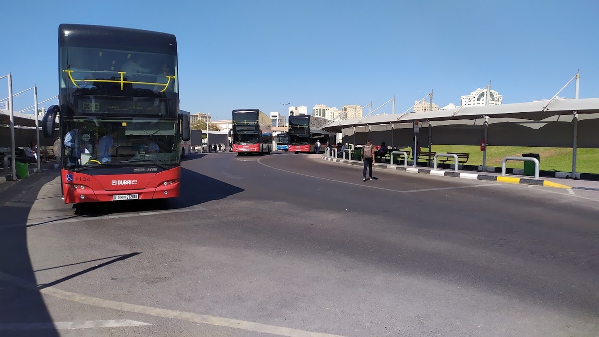 Так выглядят дубайские автобусы на автобусной станции Al Jubail в Шардже. Они ходят в Дубай и обратно. Иногда они двухэтажные, иногда обычные