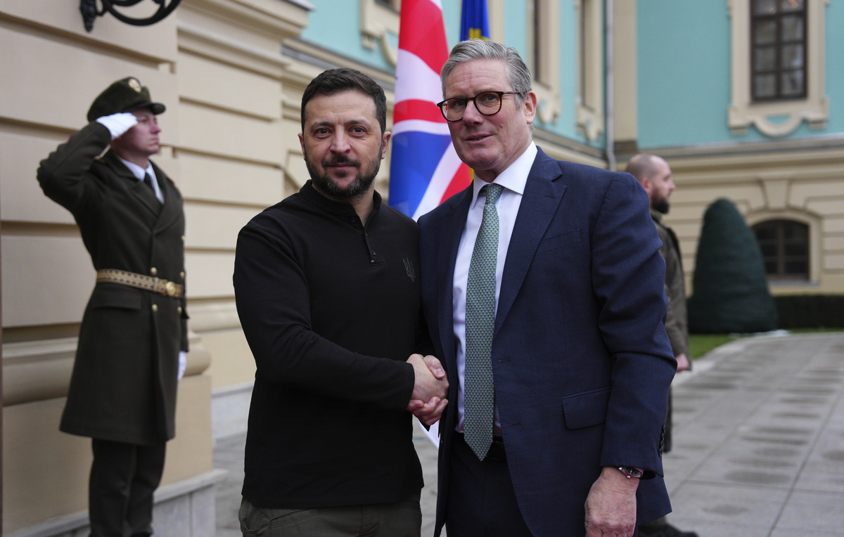    Владимир Зеленский и премьер-министр Великобритании Кир Стармер  Carl Court/Pool Photo via AP