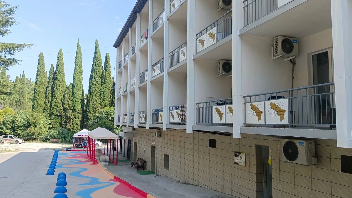 Наш корпус в отеле Родина Абхазия.. В далеке палатка с экскурсиями. Фото из интернета