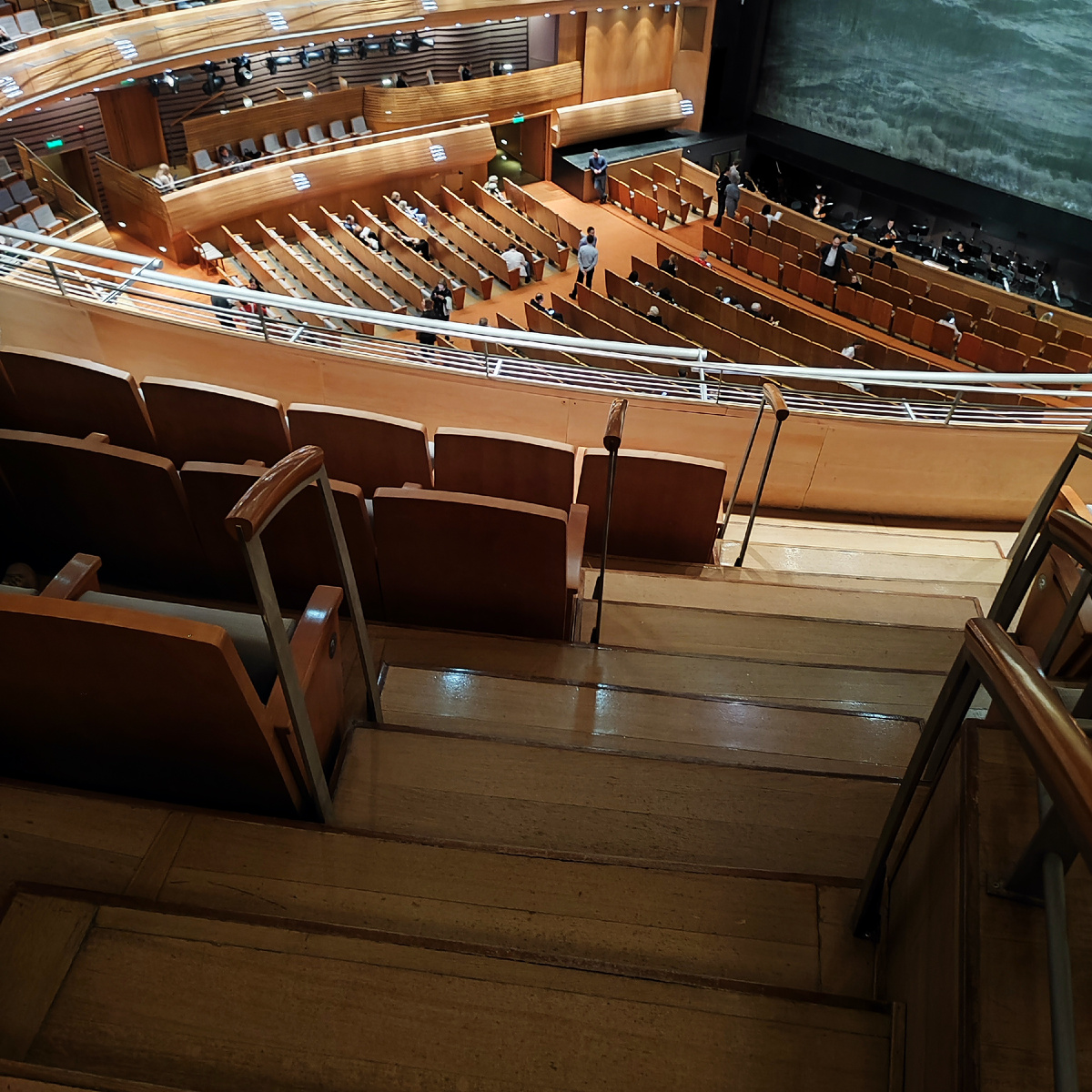 ярусах между рядами установлены перила