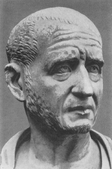 Траян Деций.
3 минуты
738 прочтений
12 апреля 2022
В христианском мире распространена красивая легенда о семи мучениках, которых господь не дал в обиду. Легендарное место – пещера Семи спящих находится на территории современной Турции.

Это местность овеяна множеством легенд. Самая популярная гласит, что в III веке нашей эры в городе Эфес проживали несколько отроков из знатных семей. Все они служили римскому императору и приняли недавно появившееся христианство.

Мартиниан, Иамвлих, Иоанн,Константин,Дионисий, Антонин и Максимилиан – такие имен сохранила легенда.

В это время римский императорский престол получил Траян Деций. Человек известный как организатор первых массовых гонений на христиан.

Когда император прибыл в Эфес, отроки приготовились принять свою незавидную судьбу. Деций распорядился приготовить масштабное языческое богослужение, но отроки отказались.

Траян Деций.
Сняв с них все чины и звания, император выслал непокорных из города. Он приказал заточить христиан в пещере неподалеку. Там отроки должны были дожидаться своей участи.

Императорский суд был суров. Семь отроков приговорили замуровать в этой самой пещере. Послушно приняв волю правителя, юноши преклонили колени в молитве.

Когда проем закрыл последний камень, свет погас для них навсегда. Так считал император язычник и его слуги. Прошло немного времени, о казненных забыли, город продолжал жить своей жизнью.

История получила неожиданное продолжение.

Предание гласит, что спустя 200 лет эту пещеру случайно обнаружил местный житель. Пастух решил обустроить в пещере загон для скота. Разобрав, потрескавшуюся от времени кладку, он наткнулся на незнакомого юношу.

Молодой человек плохо понимал, где находится, но достаточно быстро приходил в себя. Рядом оживали шесть его друзей.

Проснувшийся первым Иамвлих направился в город. По пути он разговаривал с людьми и сильно удивлялся, что нет гонений на христиан и кресты можно увидеть повсюду.

В хлебной лавке отрок расплатился старой