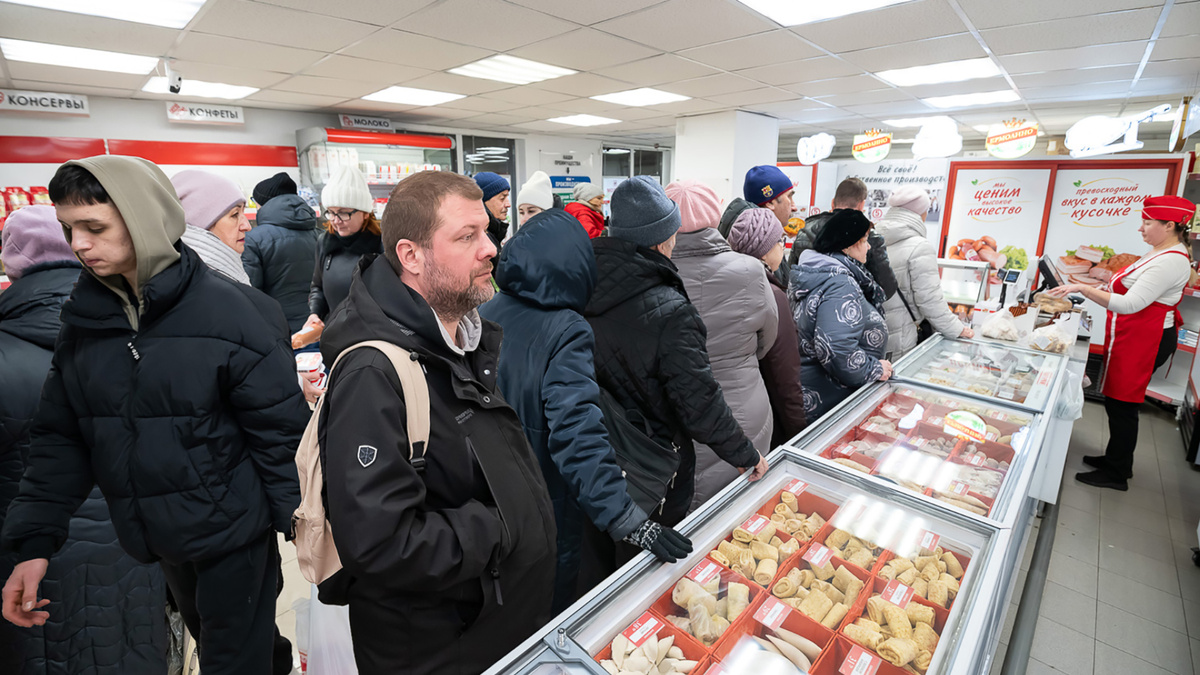 Покупатели в магазине «ЕРМОЛИНО»