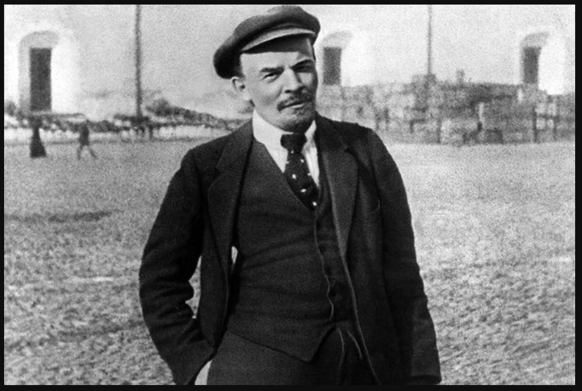  ВОЖДЬ РЕВОЛЮЦИИ  ЛЕНИН  на КРАСНОЙ ПЛОЩАДИ  в МОСКВЕ  в  ГОДЫ  ЛИХОЛЕТЬЯ 