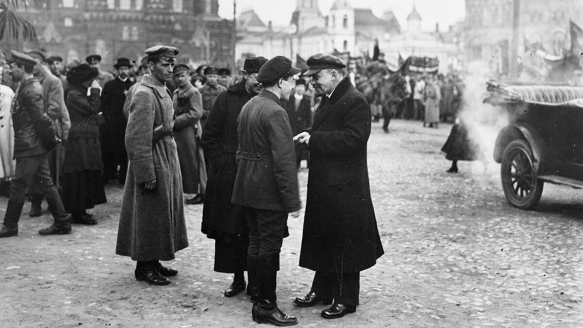 ВОЖДЬ РЕВОЛЮЦИИ  ЛЕНИН  НА КРАСНОЙ ПЛОЩАДИ  с КРУПСКОЙ и ПРИБЛИЖЁННЫМИ 