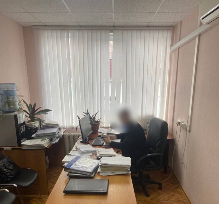 Обыски проходили в кабинете пристава. Фото: УФСБ России по Курганской области