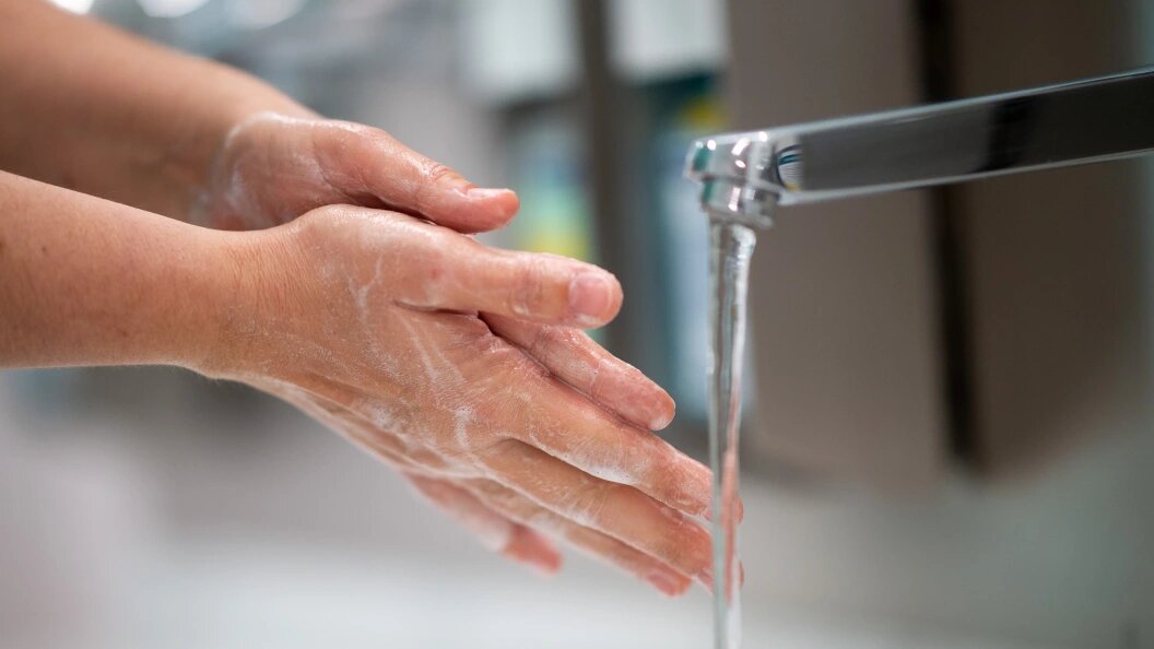    Euronews: Многие жители Европы не моют руки после посещения туалета. Фото: Йонас Гюттлер/Globallookpress