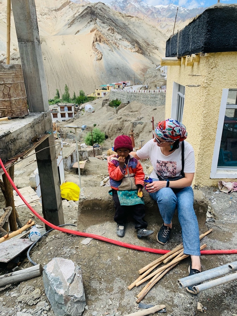 С юной помощницей на стройке в Малом Тибете