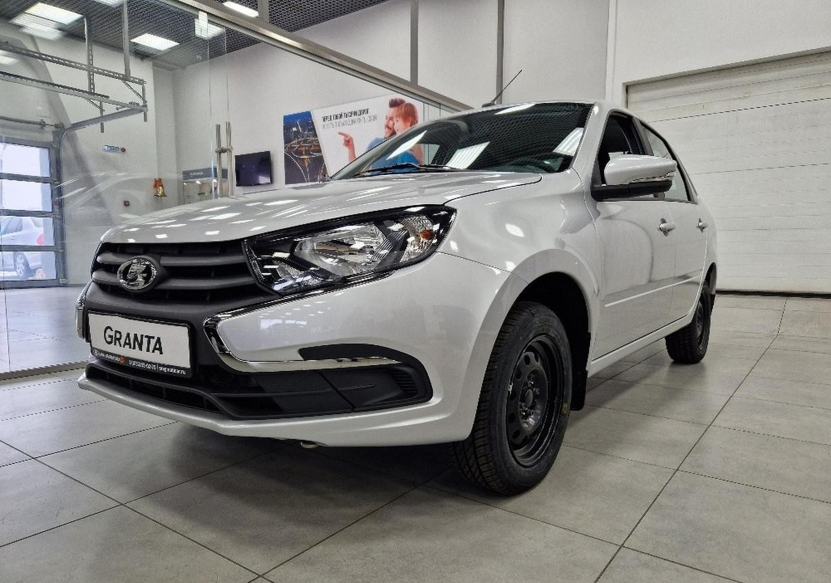 Гранта уже третий год подряд удерживает звание самой популярной модели в стране, разойдясь тиражом в 202 тыс. экземпляров