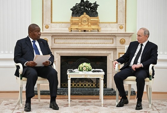    Владимир Путин с Фостен-Арканжем Туадерой