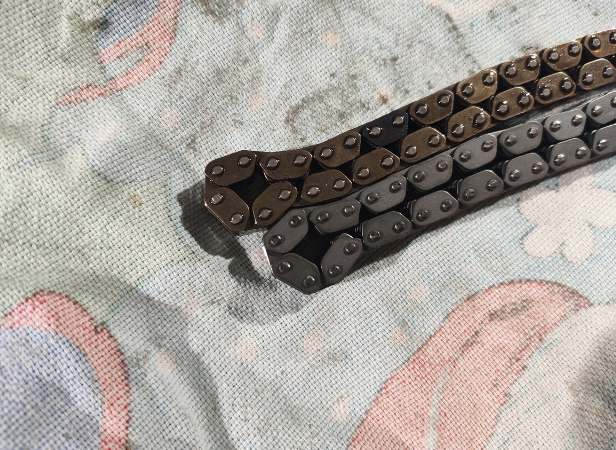 Разница между длинами цепей, сверху старая, снизу новая цепочка
