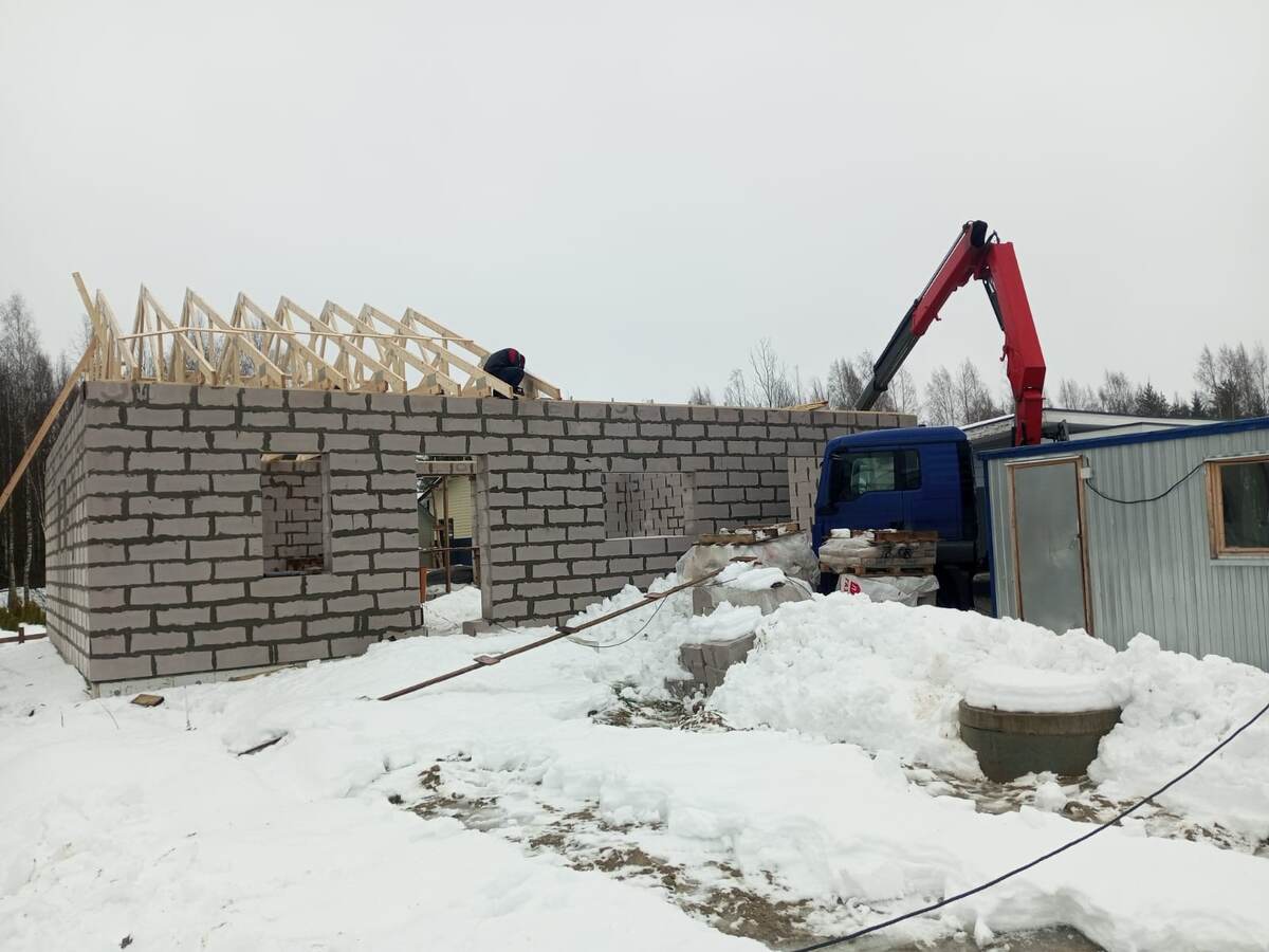 Сборка крыши с использованием ферм заводкого производства.