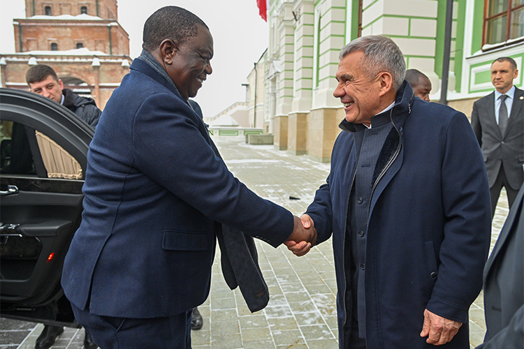    В 2024 году для участия в церемонии открытия «Игр будущего» Казань посетил первый вице-президент Зимбабве Константино Чивенга.   
Фото: tatarstan.ru