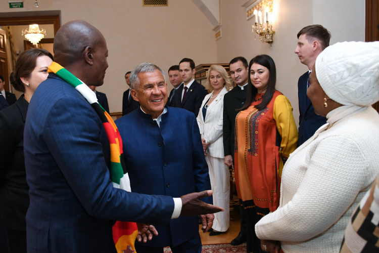    Рустам Минниханов отметил, что Зимбабве — это надежный союзник России на Африканском континенте, с которым сложились прочные связи в годы борьбы зимбабвийского народа за независимость.   
Фото: tatarstan.ru
