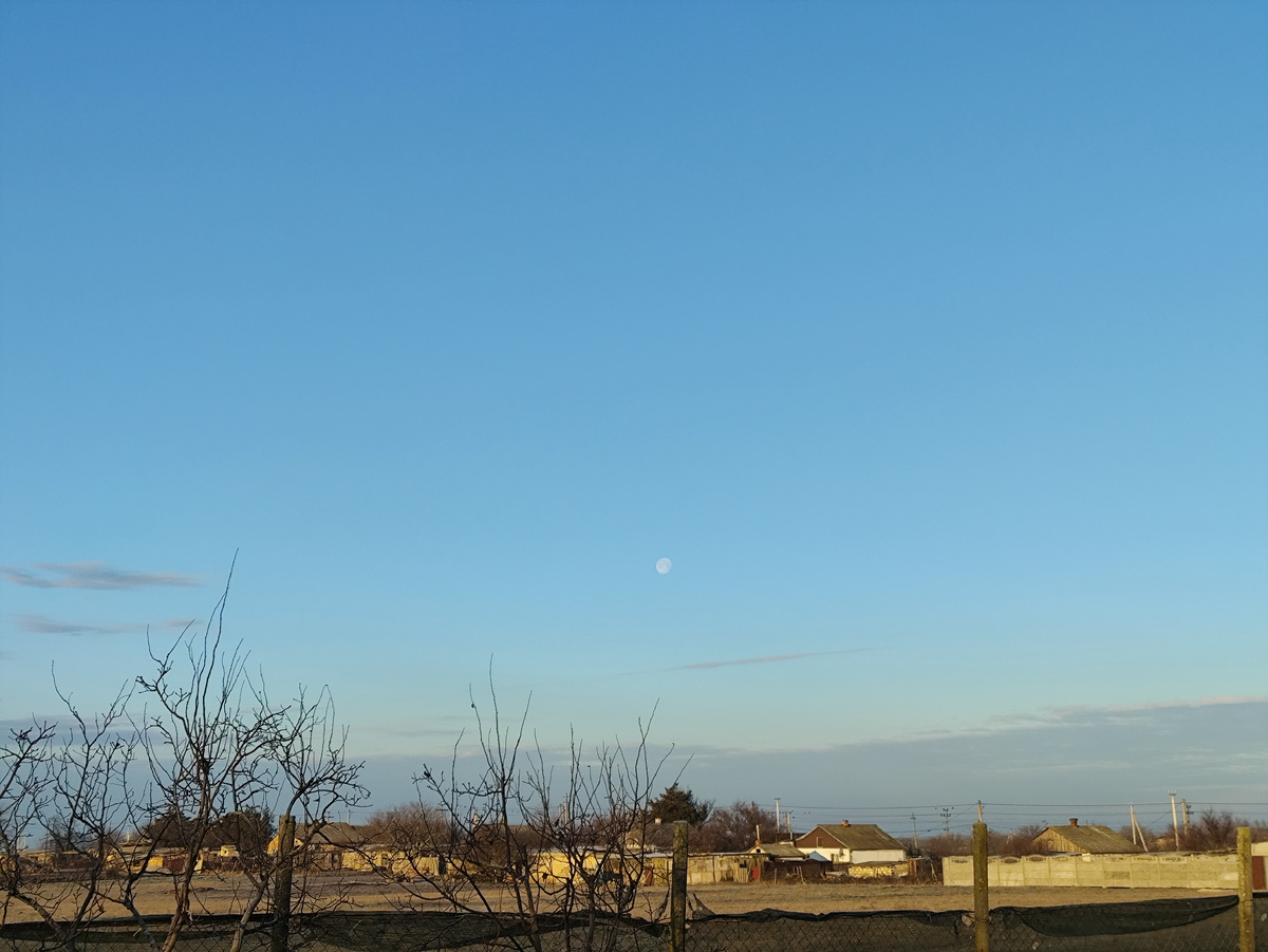 Огромная луна, уже чуток ущербная