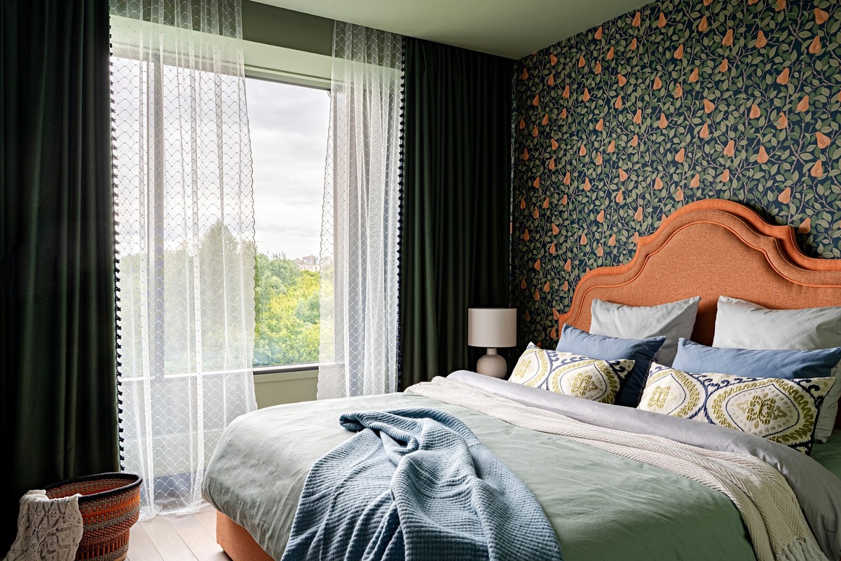 На фото: интерьер спальни в квартире 67,7 кв.м, ЖК «Атлантис Делюкс». Дизайнер: Гульнара Тинеева; стилисты: Юлия Волкова, Индира Шакирьянова; фотограф: Александр Бурнатов