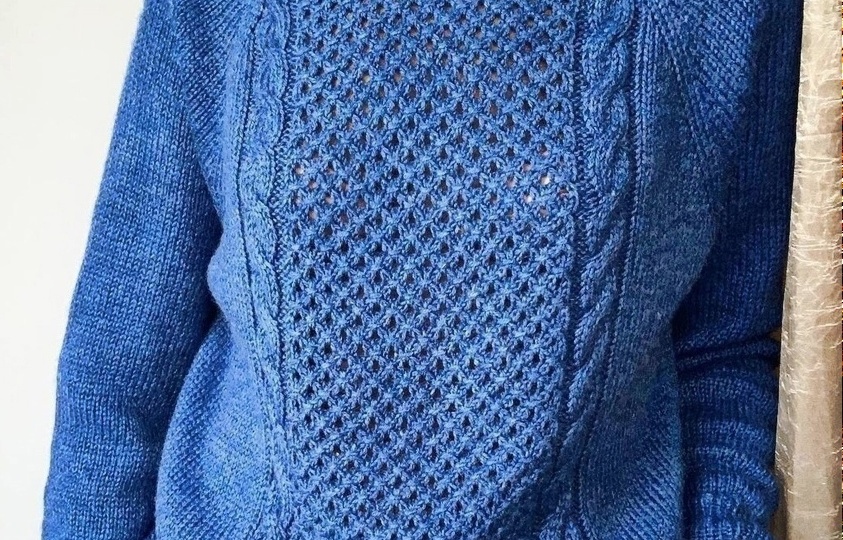 Васильковый свитер с сетчатым узором, белый пуловер с аранами и изумрудный пуловер с воротом-хомутом